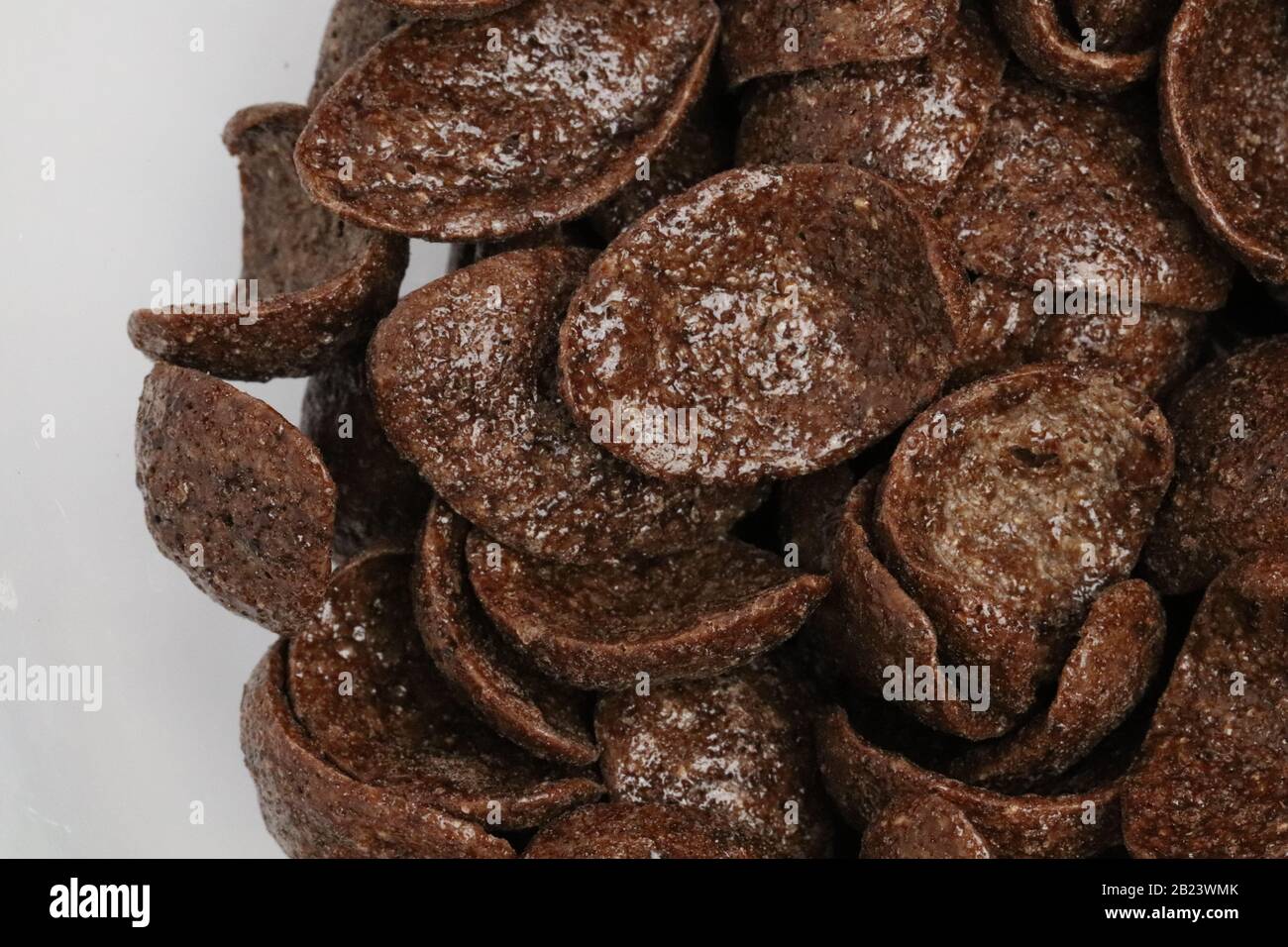 Macro photographie de céréales courbées de chocolat au coco. Banque D'Images