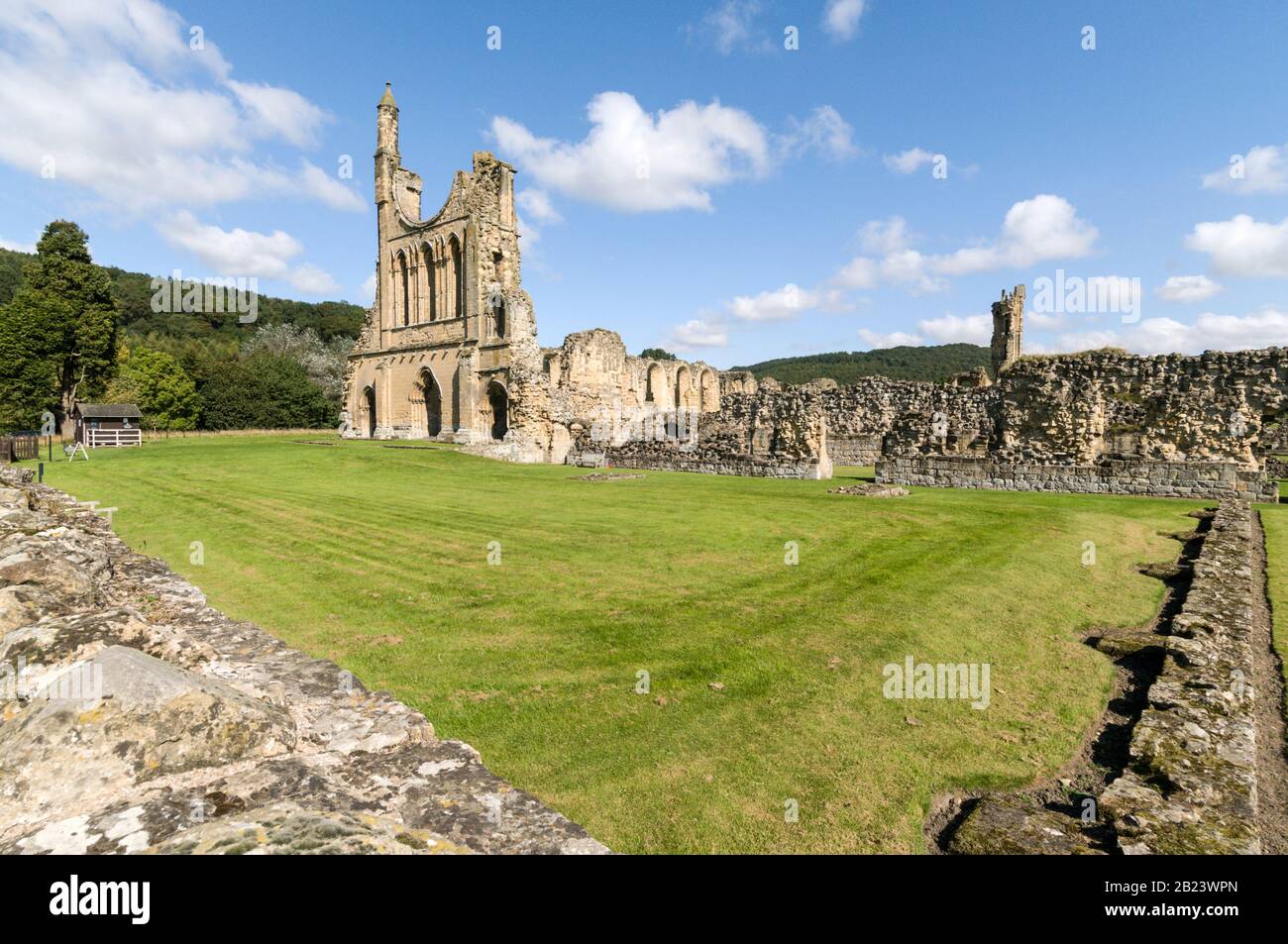 Les ruines de l'abbaye de Byland au bord de la partie sud du parc national des Maures de North York près de la ville de Thirsk dans le Yorkshire du Nord en Grande-Bretagne Banque D'Images