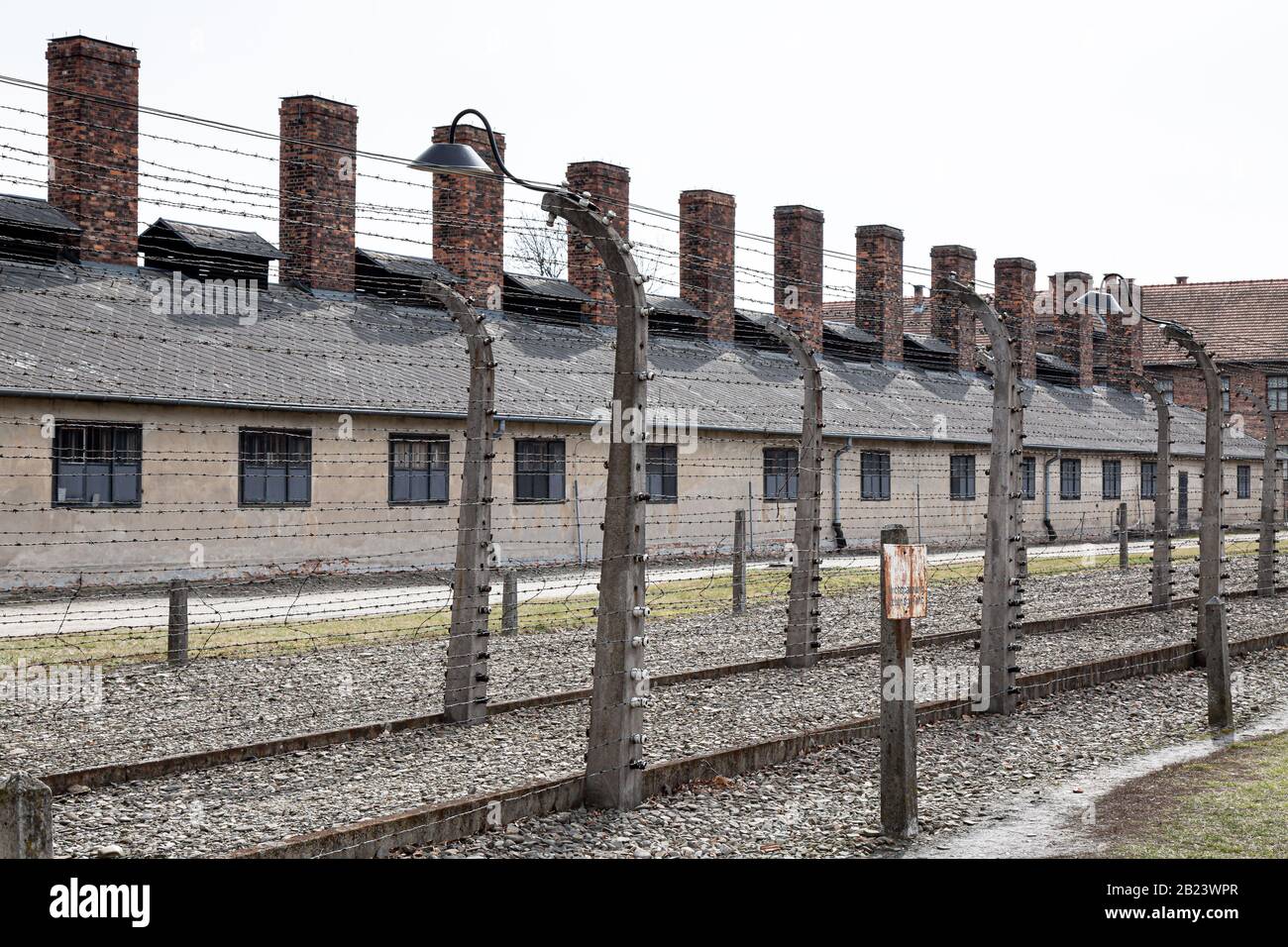 Gros plan de clôture électrifiée enfermant les bâtiments d'Auschwitz - Musée Birkenau et Mémorial Des Camps de la mort nazie de la seconde Guerre mondiale Banque D'Images