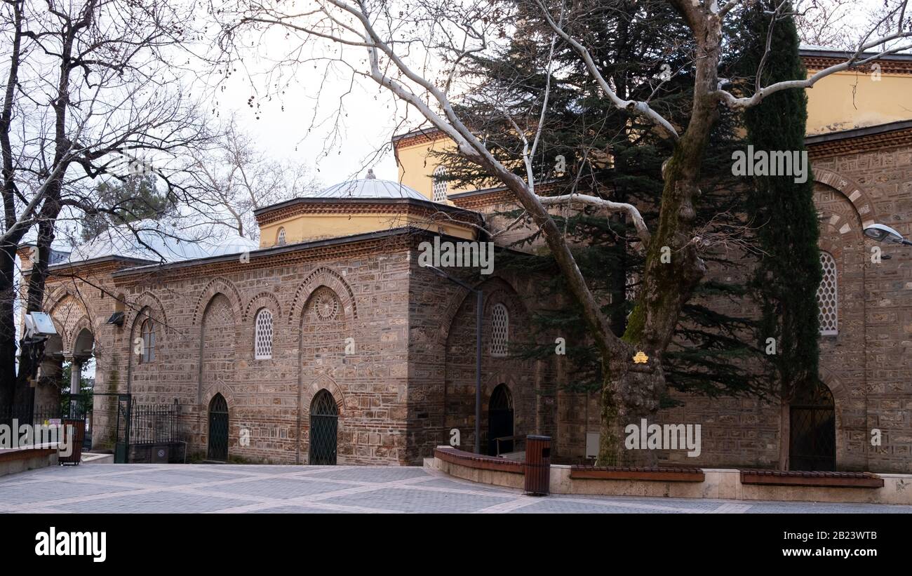 Bursa/ Turquie - 02/16/2020: Mosquée historique Gazi Orhan, architecture pouf du XIVe siècle, la mosquée a été construite en 1339. Vue extérieure de la mosquée. Unité commerciale Banque D'Images