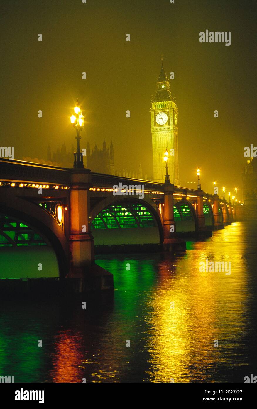 Royaume-Uni. Angleterre. Londres. Westminster Bridge et Big Ben clock Tower la nuit. Banque D'Images