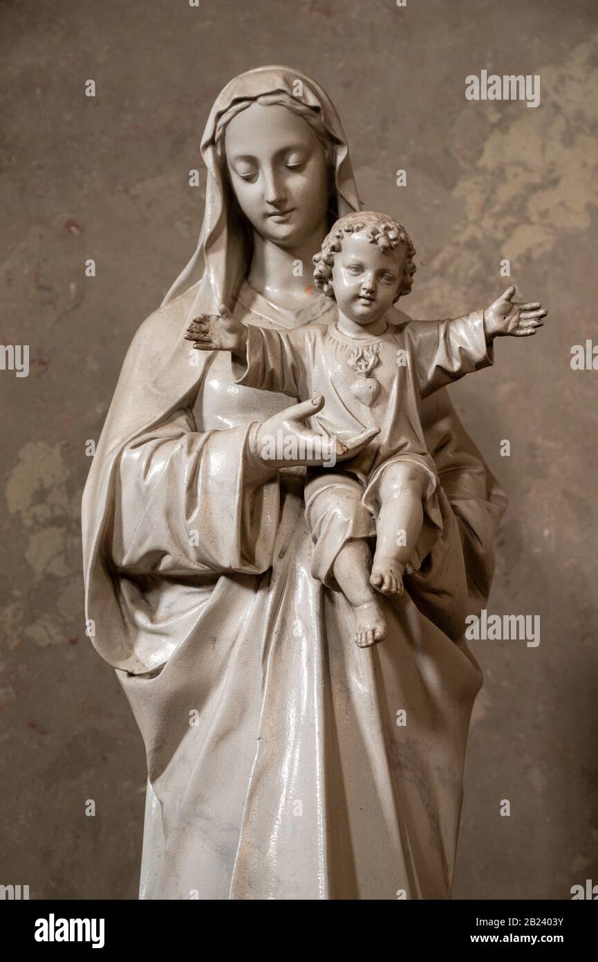 Statue de la Vierge Marie avec petit Jésus aux bras ouverts. Église de Saint Stephen à Pápa, Hongrie. Banque D'Images