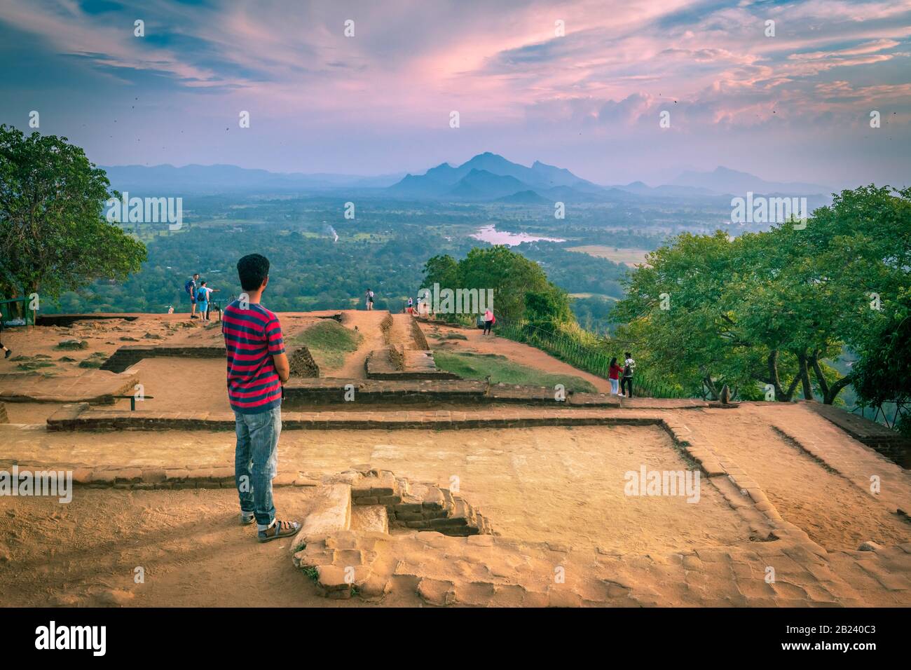 Le soleil se couche sur les vestiges anciens de la forteresse au sommet de Sigiriya, construite par le roi Kassapa, qui a tué son père et craint la vengeance de son bro Banque D'Images