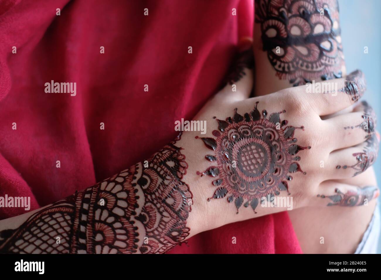 gros plan sur hena décorative sur la main des femmes Banque D'Images