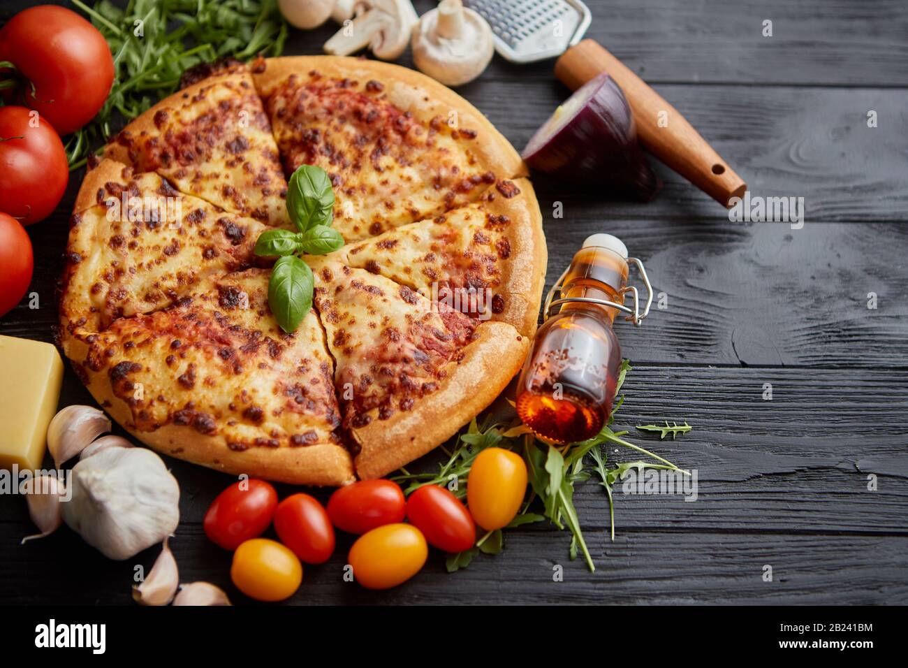 Des petits, des pizzas de style américain chaud avec tous les différents ingrédients sur le côté Banque D'Images