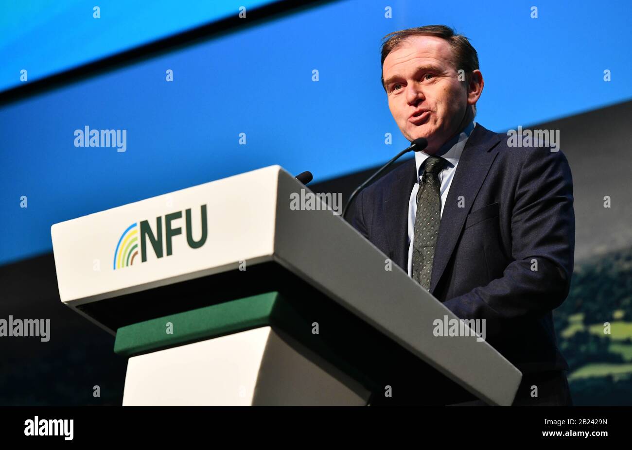 Le très honorable George Eensparp, secrétaire d'État à Enviremenr, alimentation et affaires rurales, s'est exprimé à la conférence 2020 de la NFU (Syndicat national des agriculteurs). Banque D'Images