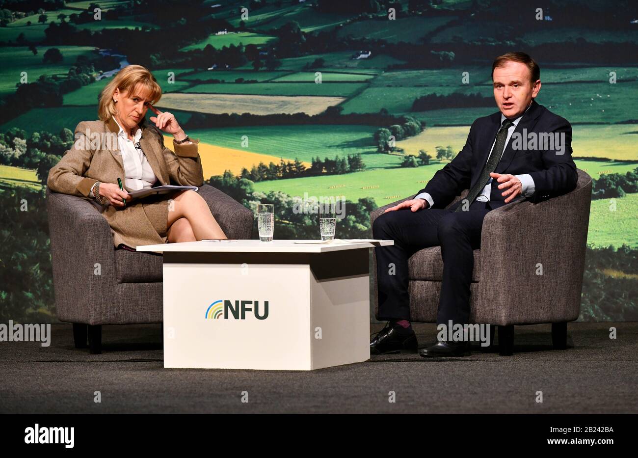 Le très honorable George Eensparp, secrétaire d'État à Enviremenr, alimentation et affaires rurales, s'est exprimé à la conférence 2020 de la NFU (Syndicat national des agriculteurs). Banque D'Images