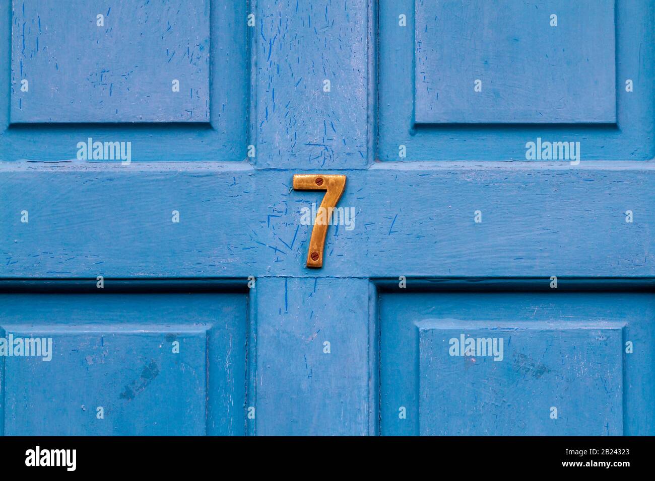 Maison numéro 7 sur une porte bleue Banque D'Images