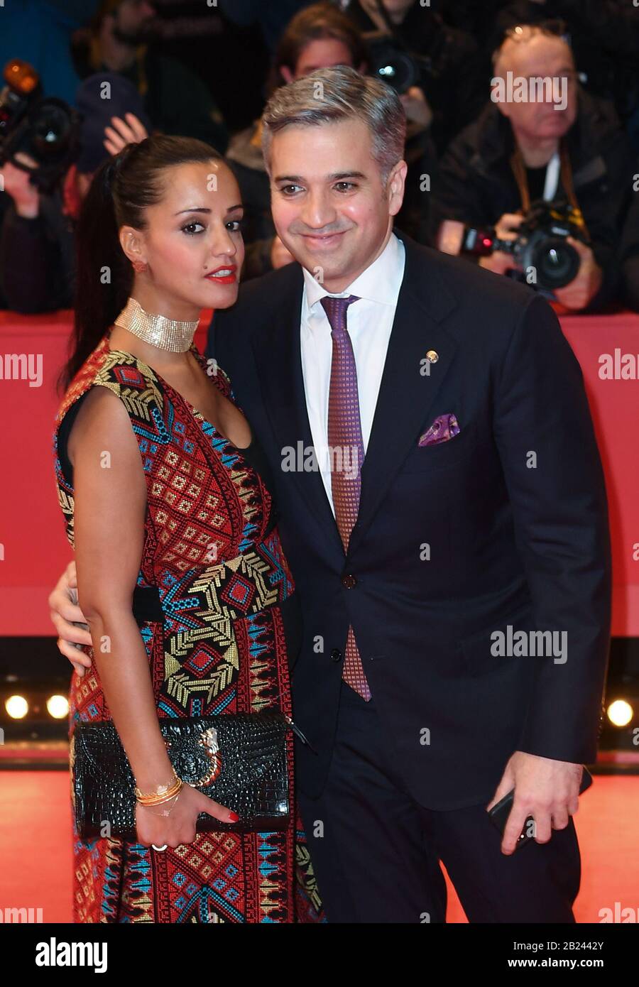 Berlin, Allemagne. Berlin, Allemagne.Berlin, Allemagne.29 Février 2020. 70ème Berlinale, cérémonie de remise des prix : Sawsan Chebli, secrétaire d'État à l'engagement civique, et son mari Mohamed Chebli descendent le tapis rouge. Le Festival International du Film a lieu du 20.02 au 01.03.2020. Crédit: Britta Pedersen/Dpa-Zentralbild/Dpa/Alay Live News Banque D'Images
