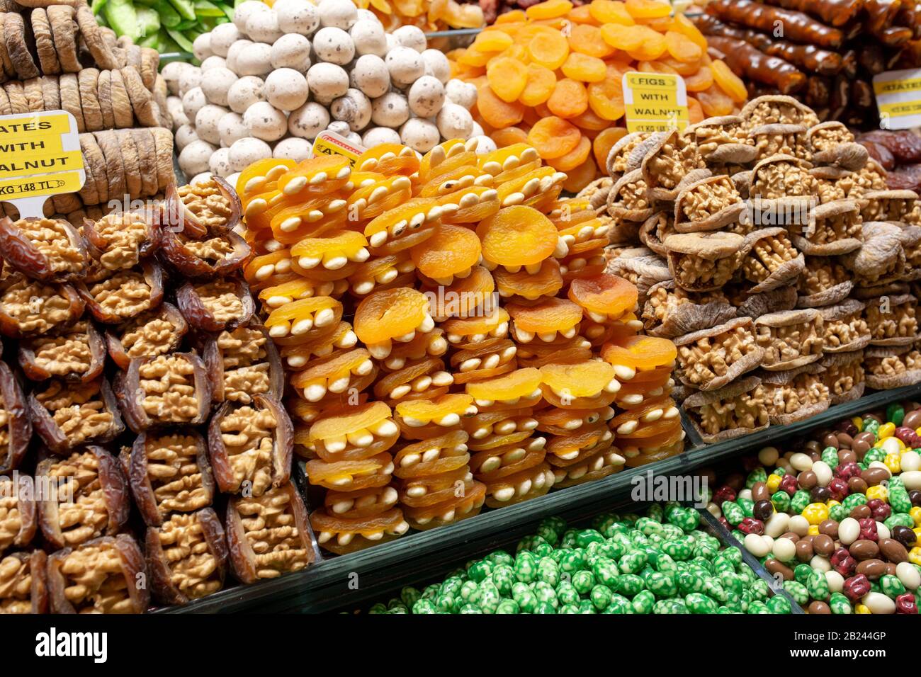 Desserts à base de fruits secs mélangés au bazar égyptien d'Istanbul, en Turquie. Banque D'Images