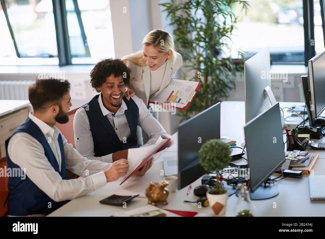 Une équipe commerciale et des développeurs de logiciels performants travaillant en équipe au bureau. Banque D'Images