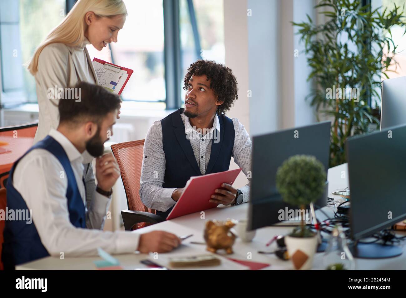 Des professionnels et des développeurs de logiciels performants travaillant en équipe au bureau. Banque D'Images