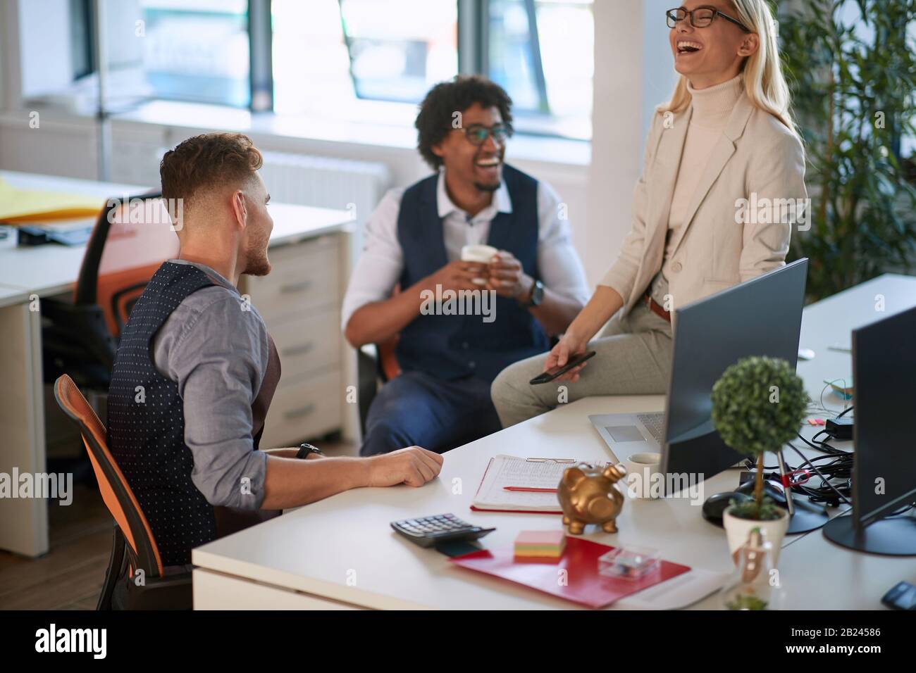 Souriant gens d'affaires ayant une conversation pendant la pause café. Banque D'Images