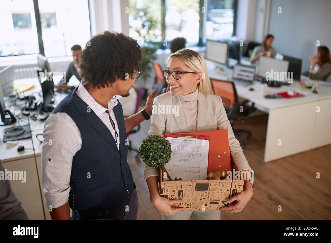 Bienvenue dans un nouveau travail.Une femme Heureuse boîte de déménagement avec des trucs au nouveau bureau. Banque D'Images