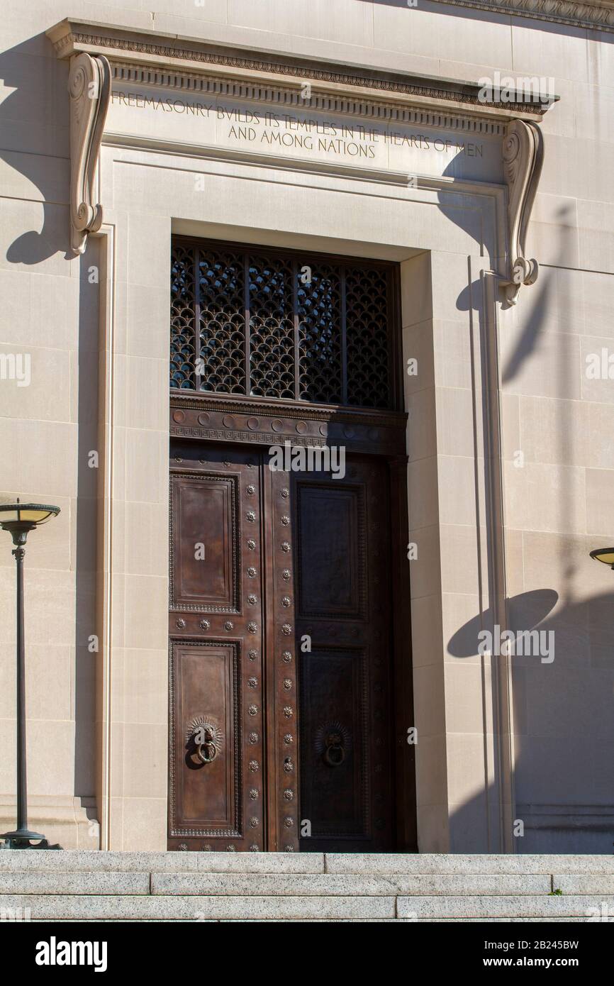 Porte massive de la Maison du Temple, siège du Conseil suprême, 33°, ancien et accepté Scottish Rite of Freemasonry, Washington, DC, Etats-Unis Banque D'Images