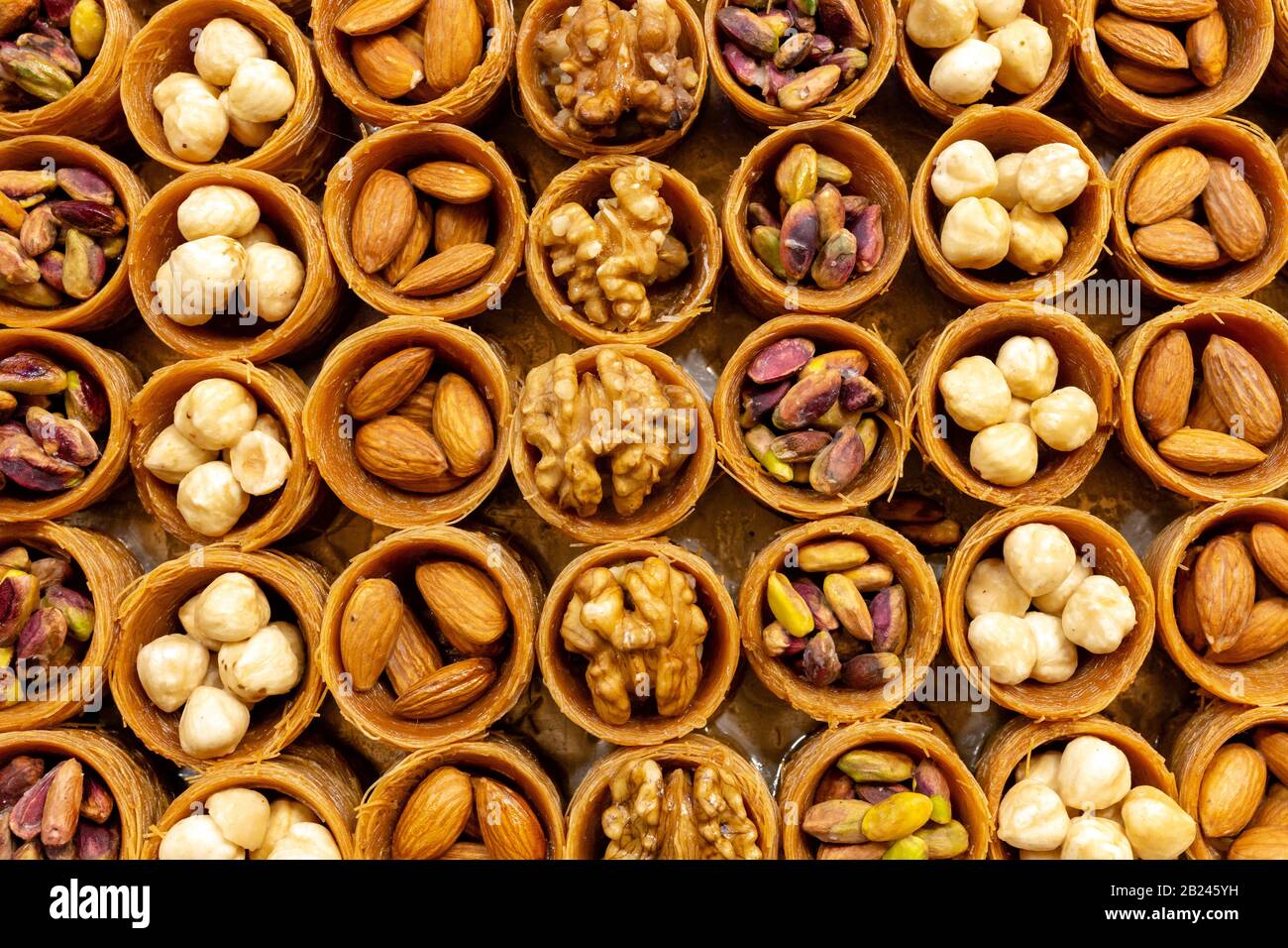 Nid de taureau de Kadayif, (bulbul yuvasi), dessert turc. Banque D'Images