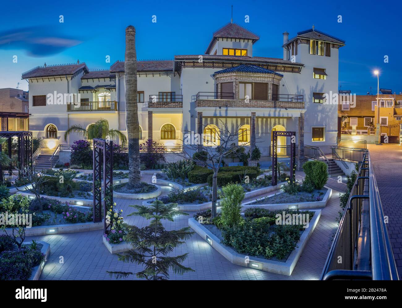 Façade au coucher du soleil du musée Casa del Cine à Almeria, Andalousie, Espagne Banque D'Images