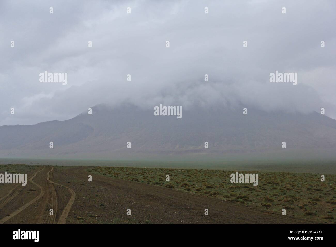 Pleuvoir en Mongolie dans les montagnes de l'Altaï nuage ciel Banque D'Images