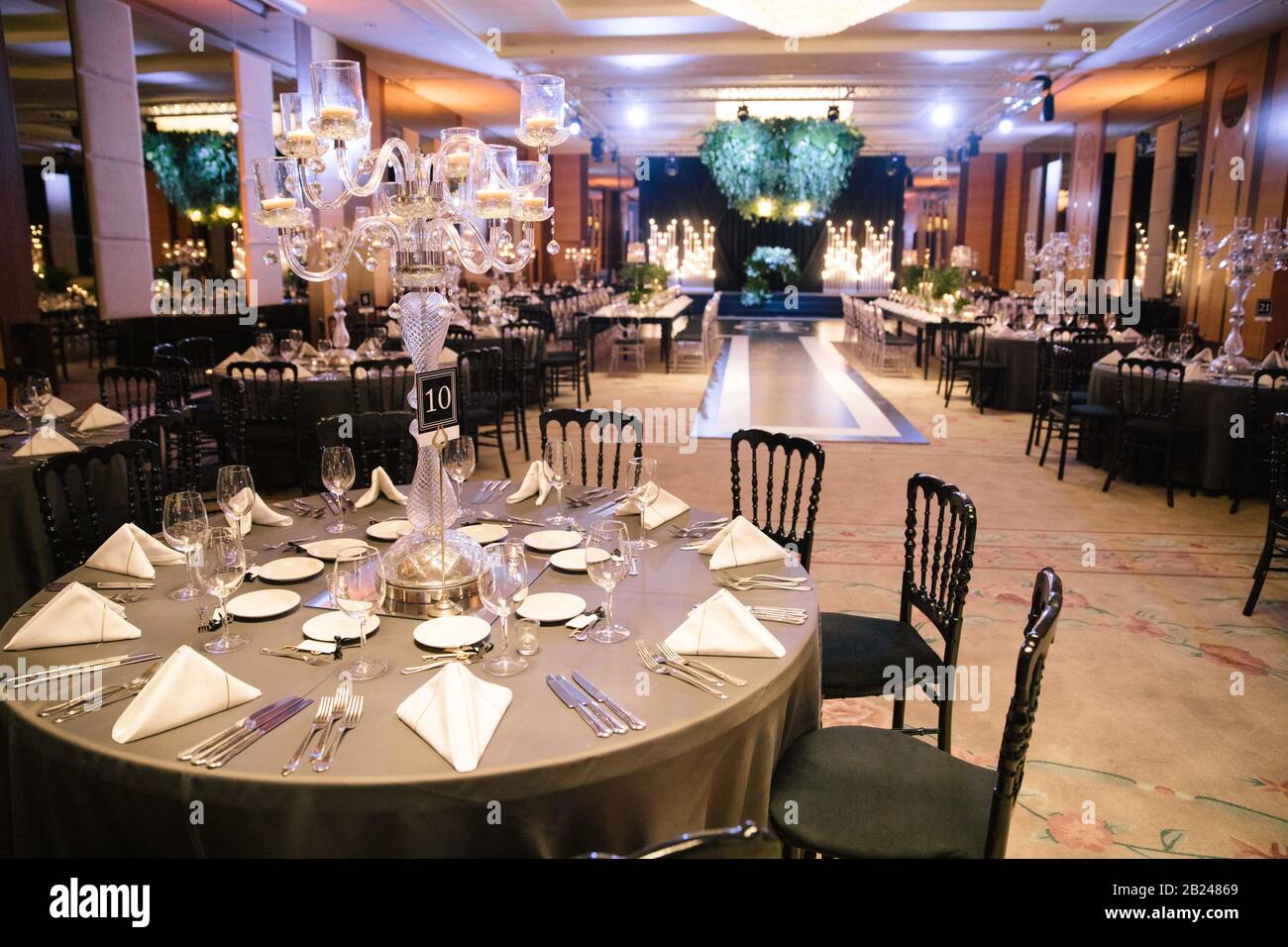 Espace mariage, piste de danse et tables de salle à manger. Banque D'Images