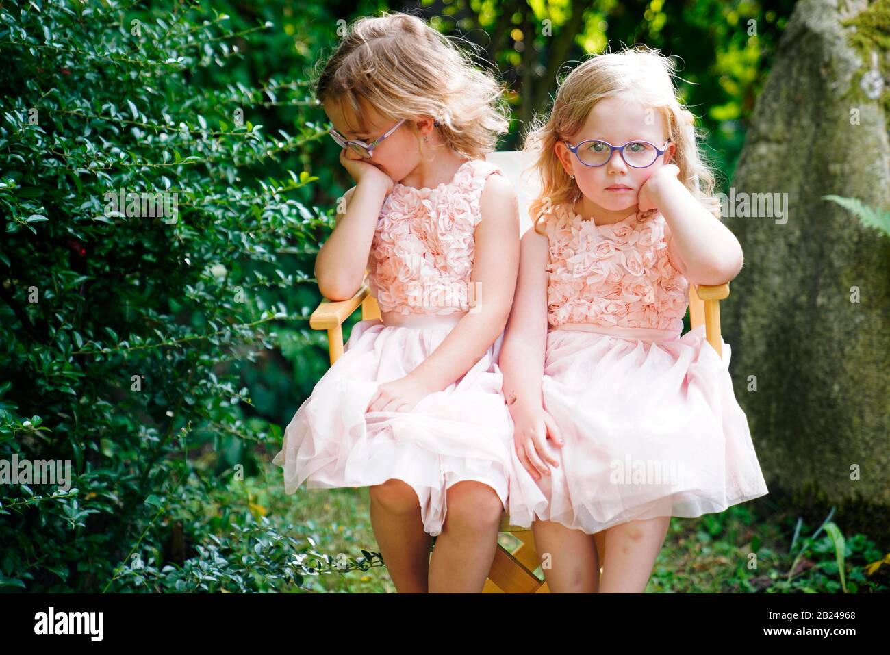 Portrait de deux sœurs assises ensemble sur une chaise de jardin (6 ans, 3 ans), République tchèque Banque D'Images