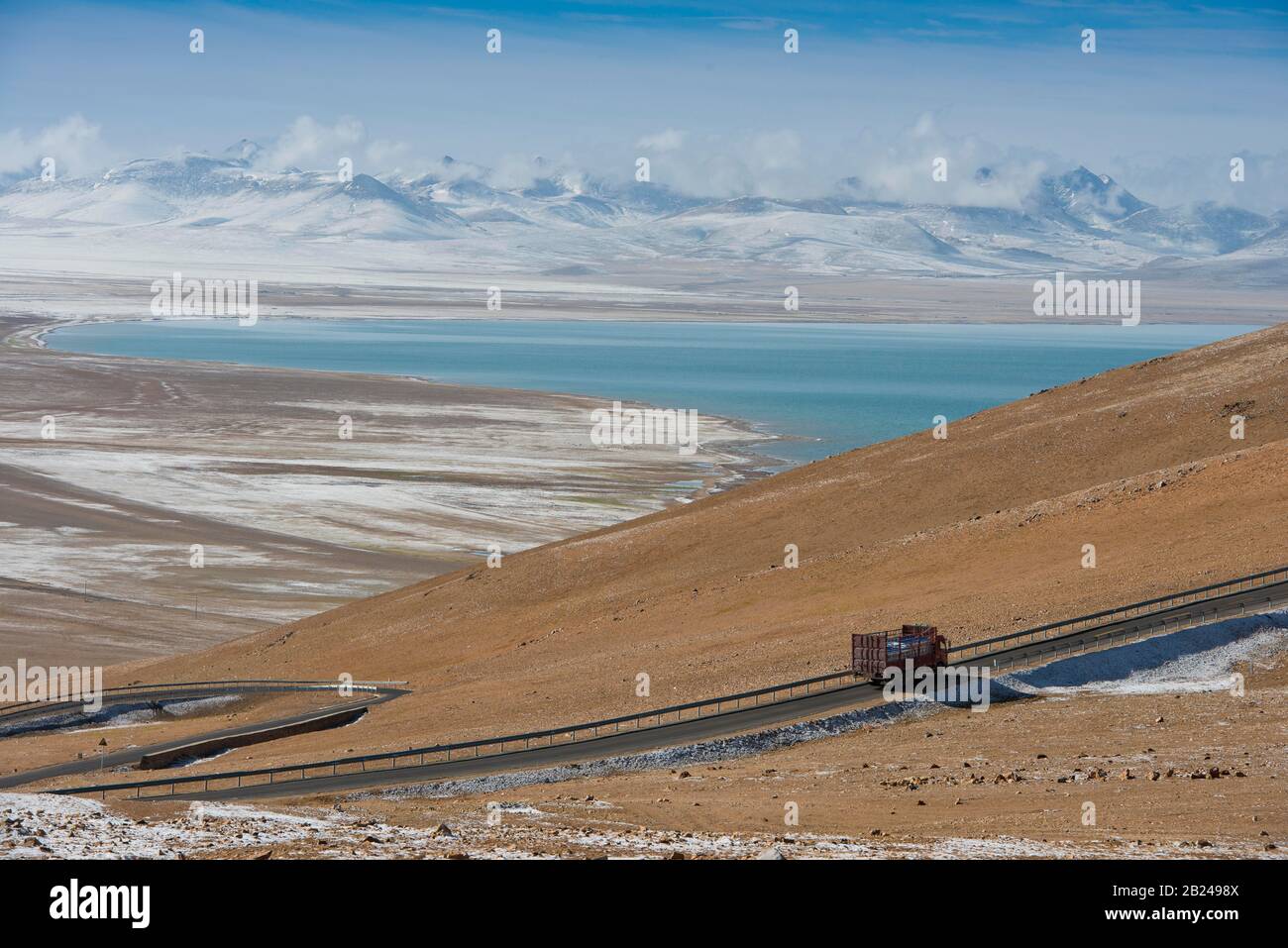 Un camion passe du nord sur la route vers le lac sacré Namtso, le comté de Damchung, le Tibet, la Chine Banque D'Images