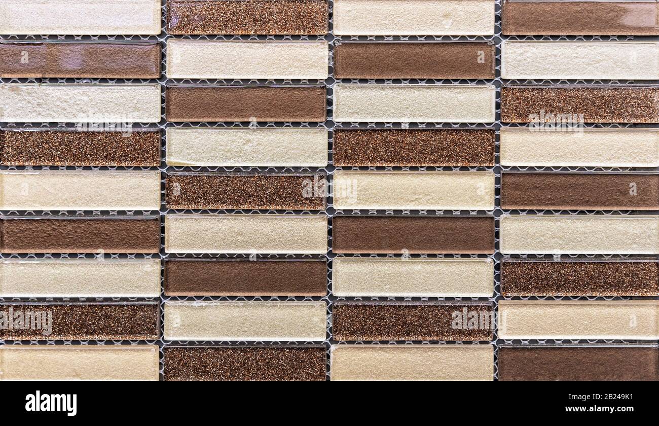 Mosaïques en céramique avec rectangles bruns et beiges. Banque D'Images