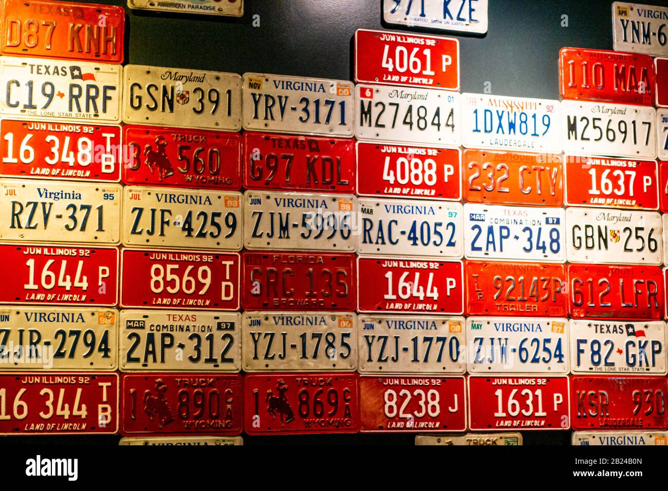 Plaques d'immatriculation pour voitures américaines sur un mur comme  décoration Photo Stock - Alamy