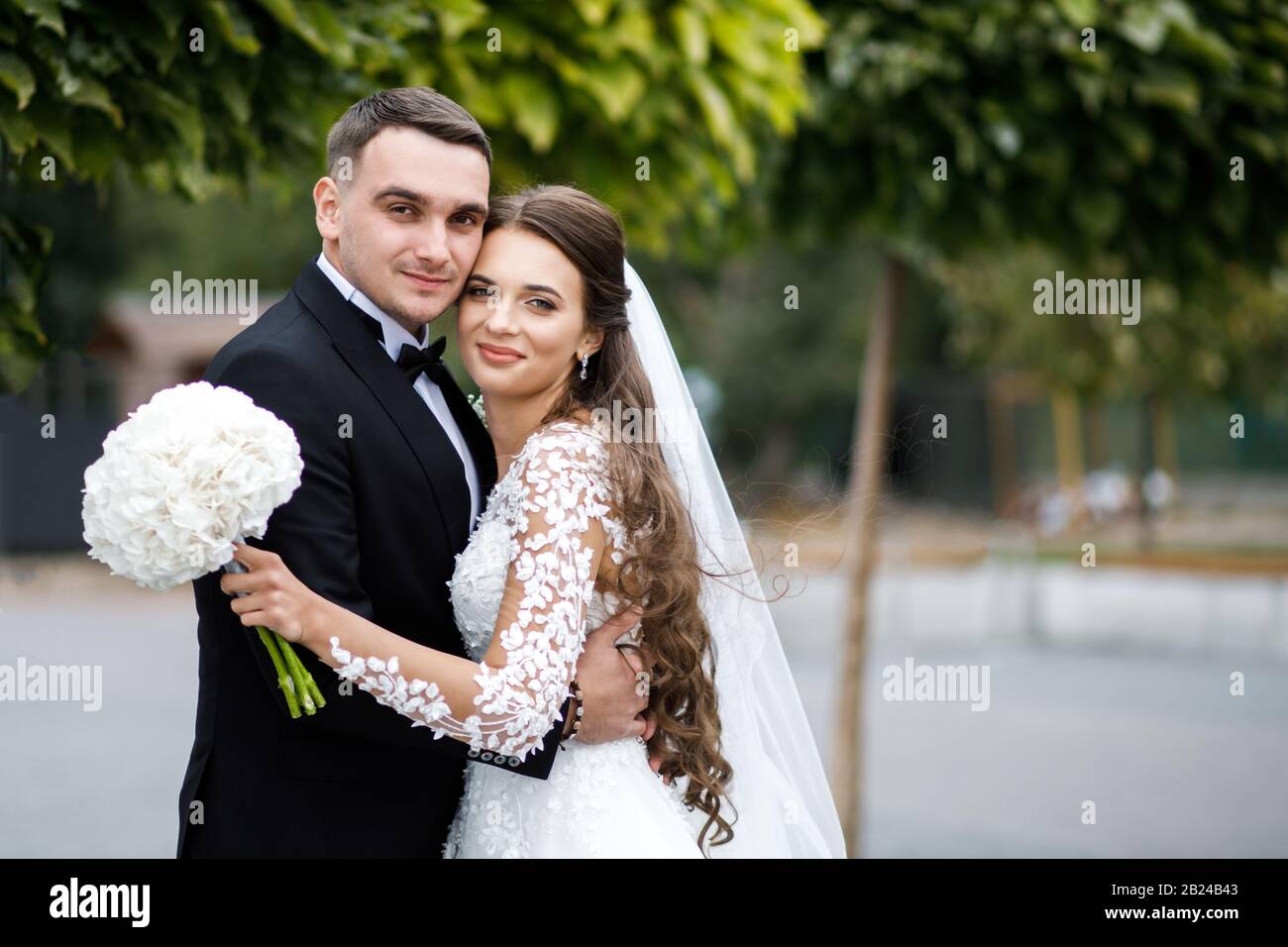 Un joli couple de mariée passe du temps ensemble après la cérémonie de mariage. Marié et épouse ensemble. Couple de mariage. Banque D'Images