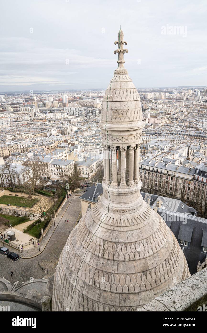 Vue depuis le dôme de la Basilique du Sacré-coeur de Paris (Sacré-coeur), Paris, France sur la ville de Paris montrant des dômes et des parapets Banque D'Images