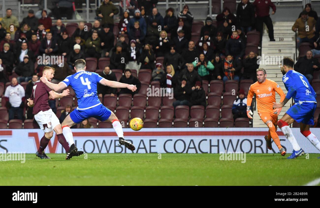 Tynecastle Park .Edinburgh.Scotland, Royaume-Uni. 29 février 2020. William Hill Scottish Cup Tie Hearts vs Rangers Hearts vs Rangers Hearts vs Rangers Heartss' Australian Central Midfielder, Oliver Bozanic tire son but gagnant, le défenseur des Rangers passés, Samuel George Edmundson(4) et le gardien toronné Allan McGregor Credit: Eric mccowat/Alay Live News Banque D'Images