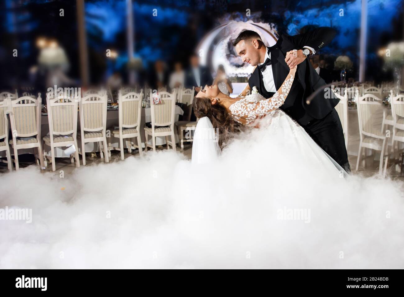 Belle mariée et beau salon dansant la première danse à la fête de mariage. Banque D'Images