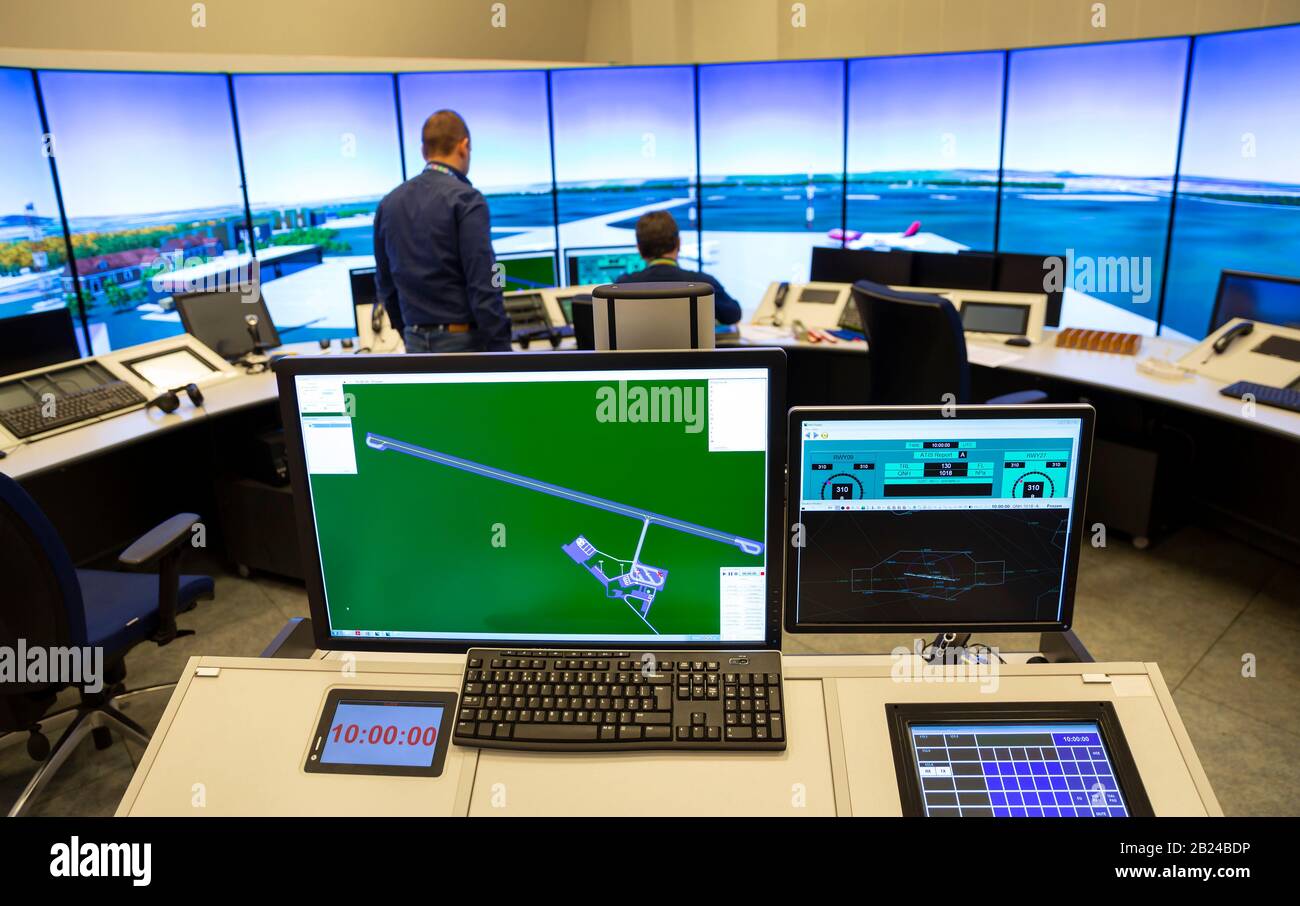 Station de simulation de contrôle de la circulation aérienne. Écran vert du moniteur au premier plan. Formateur en arrière-plan. Banque D'Images
