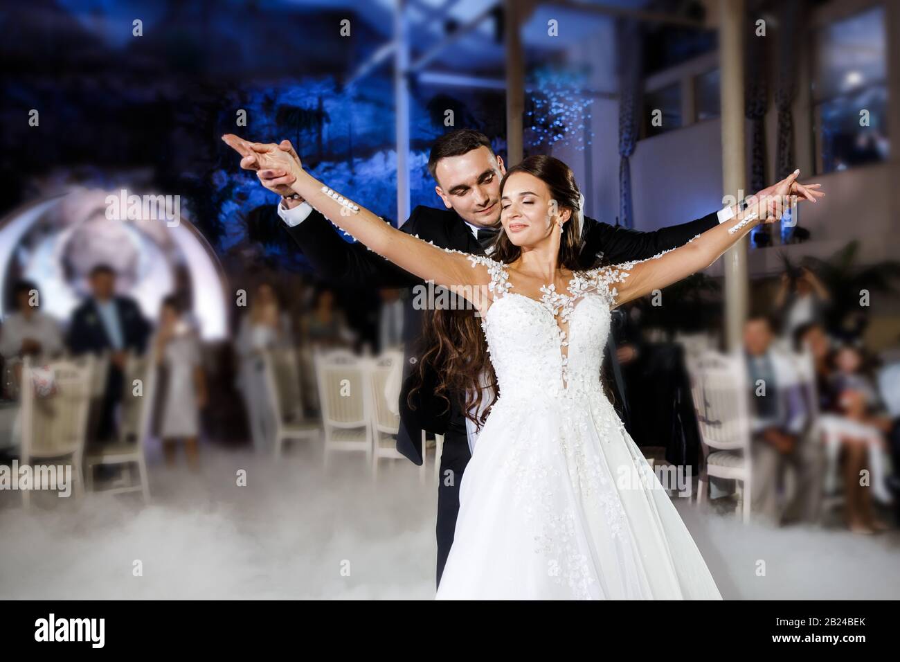 Belle mariée et beau salon dansant la première danse à la fête de mariage. Banque D'Images