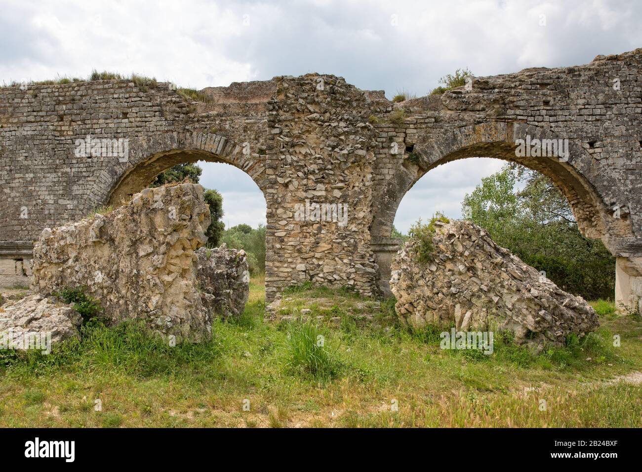L'aqueduc et les moulins de Barbegal constituent un complexe romain de fraisage hydraulique situé à Fontvieille, près de la ville d'Arles, Provance, France Banque D'Images
