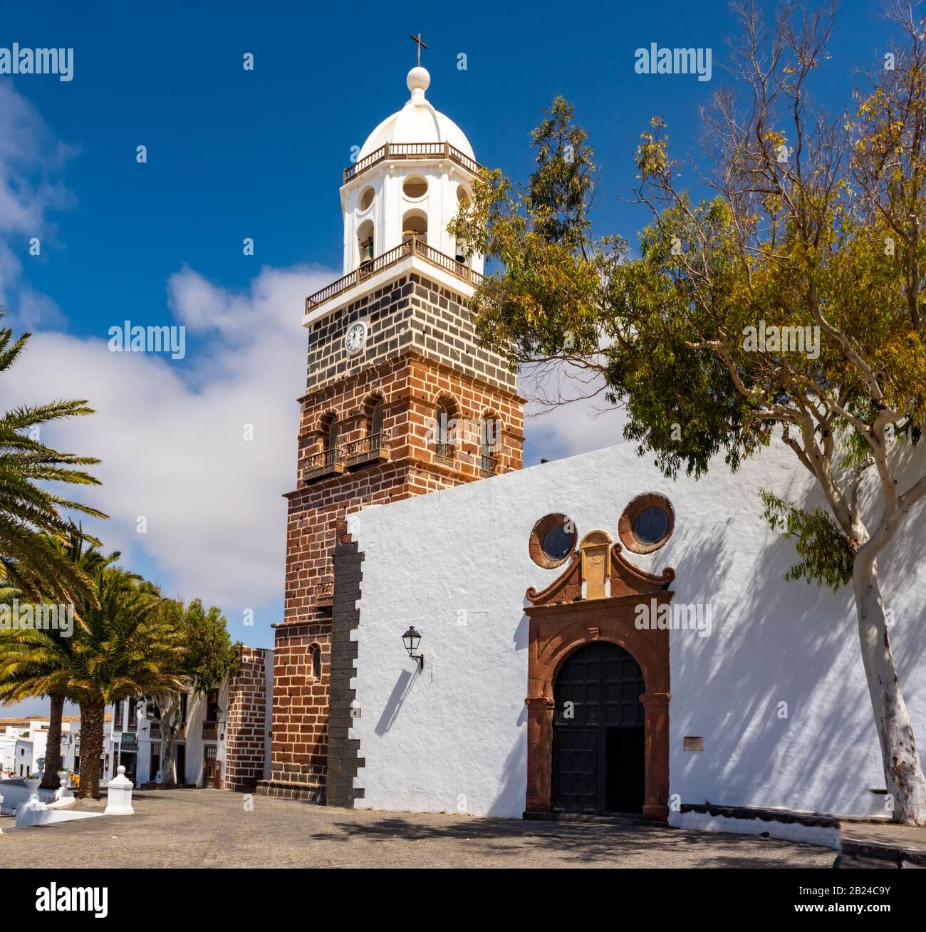 Teguise, Lanzarote, Canary Island, de l'église Iglesia de Nuestra Señora de Guadalupe sur place principale Banque D'Images