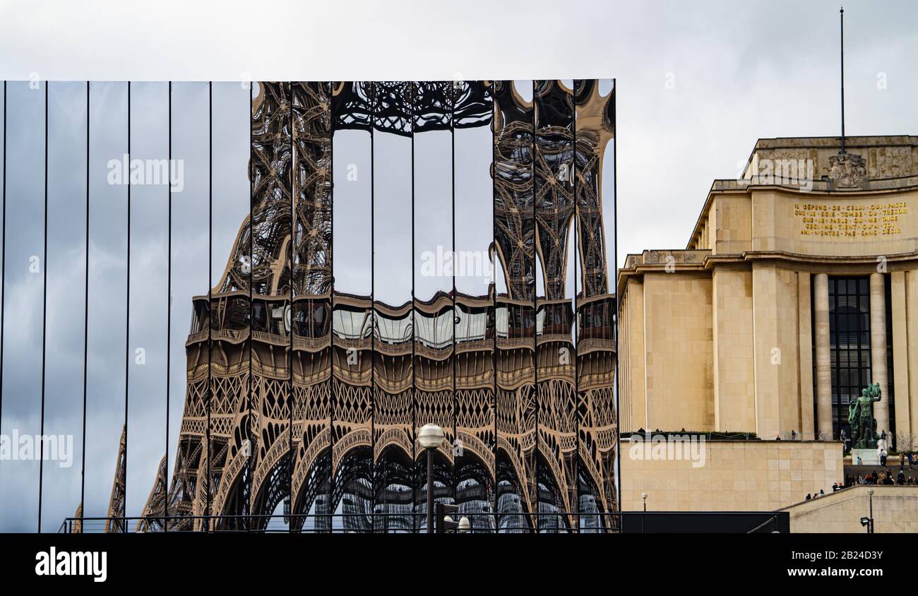 Tour Eiffel, Paris, France, réflexion abstraite dans un bâtiment miroir à  proximité Photo Stock - Alamy