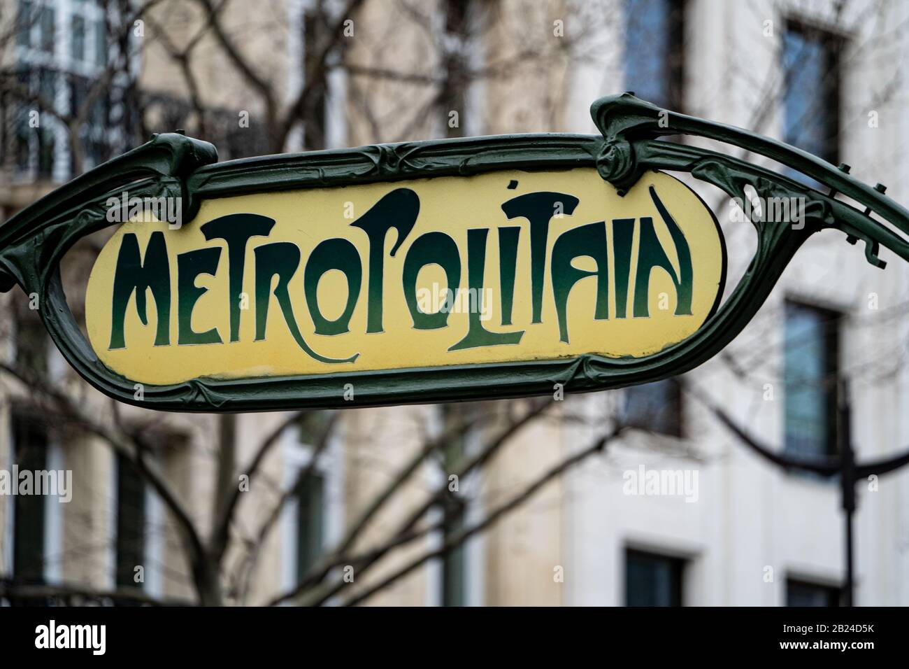 Métro Paris (Métropolitain), panneau Art nouveau traditionnel à l'entrée d'une station de métro. Paris, France Banque D'Images