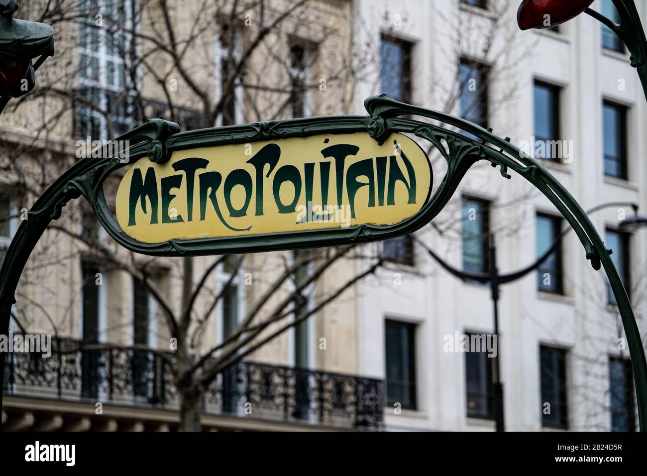Métro Paris (Métropolitain), panneau Art nouveau traditionnel à l'entrée d'une station de métro. Paris, France Banque D'Images