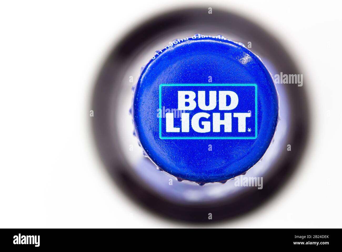 Calgary Alberta, Canada. 29 Févr. 2020. Vue de dessus d'une bouteille de bière Bud Light Banque D'Images