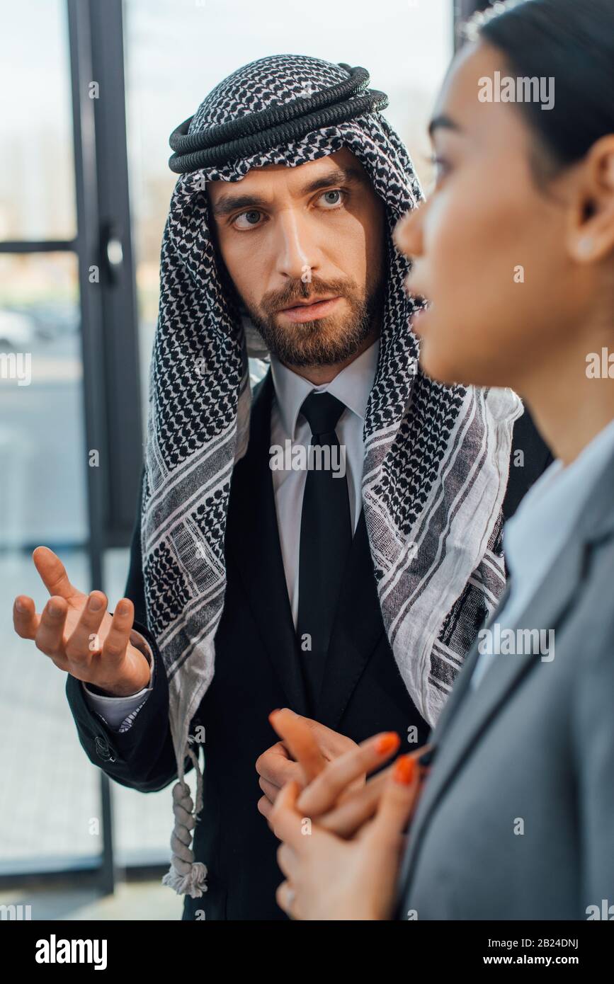 point de mire sélectif de l'homme d'affaires arabe parlant avec la femme  d'affaires dans le bureau moderne Photo Stock - Alamy
