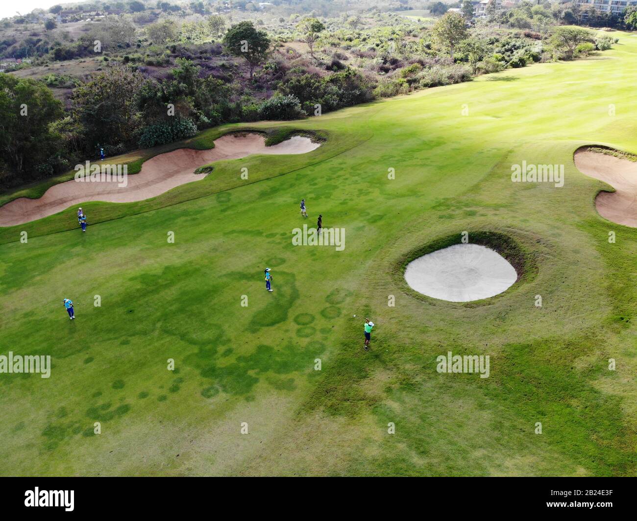 Vue aérienne du parcours de golf avec joueur, sentier sur le parcours de golf, jeu en profitant du jeu sous le soleil, terrain de golf vue ariel, Bali, Indonésie Banque D'Images