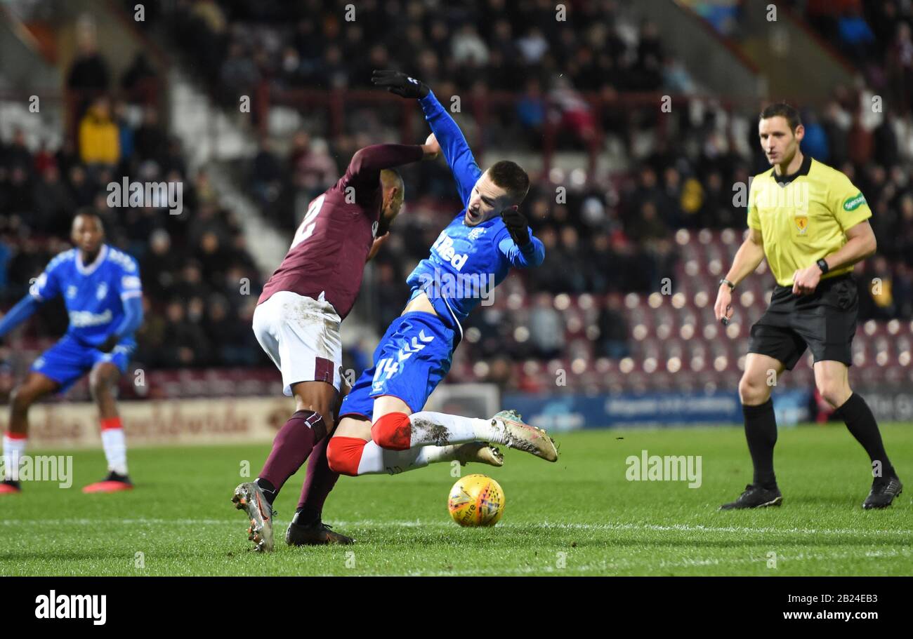 Tynecastle Park .Edinburgh.Scotland, Royaume-Uni. 29 février 2020. William Hill Scottish Cup Tie Hearts vs Rangers Hearts vs Rangers Rangers .les Rangers claquent la pénalité va Ryan Kent après une tussle avec Loic Damour . Crédit: Eric mccowat/Alay Live News Banque D'Images