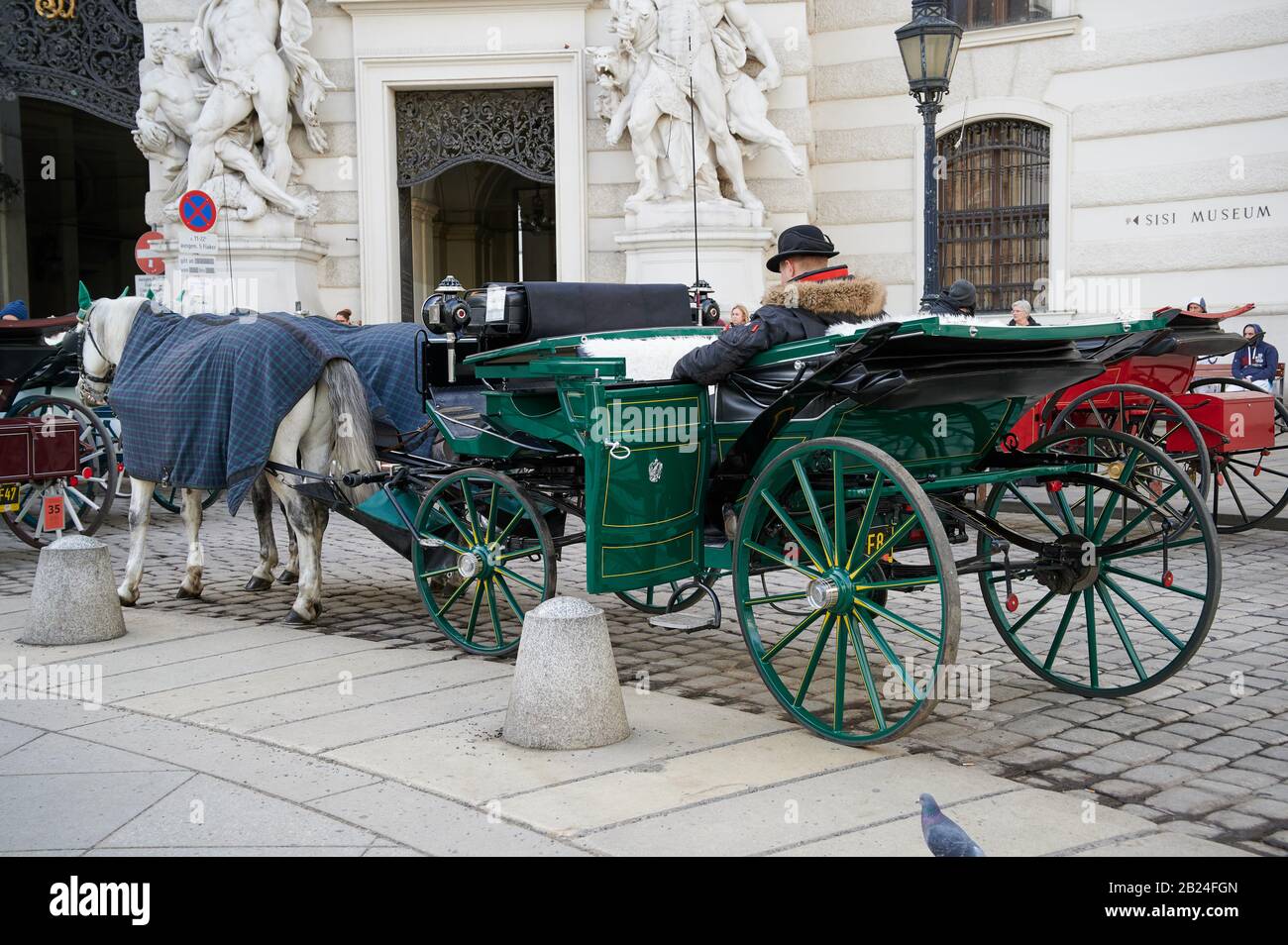 Vienne, Autriche - 19 février 2020: Célèbres voitures d'équitation de Vienne en attente devant la Hofburg pour des clients à Vienne, Autriche. Banque D'Images