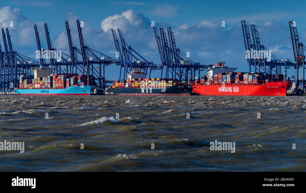 AP Moller Maersk Group Ships - Maersk Line, MSC & Hamburg Sud Containers  navires amarrés au port de Felixstowe au Royaume-Uni pendant une tempête.  N'importe quel port dans une tempête Photo Stock -