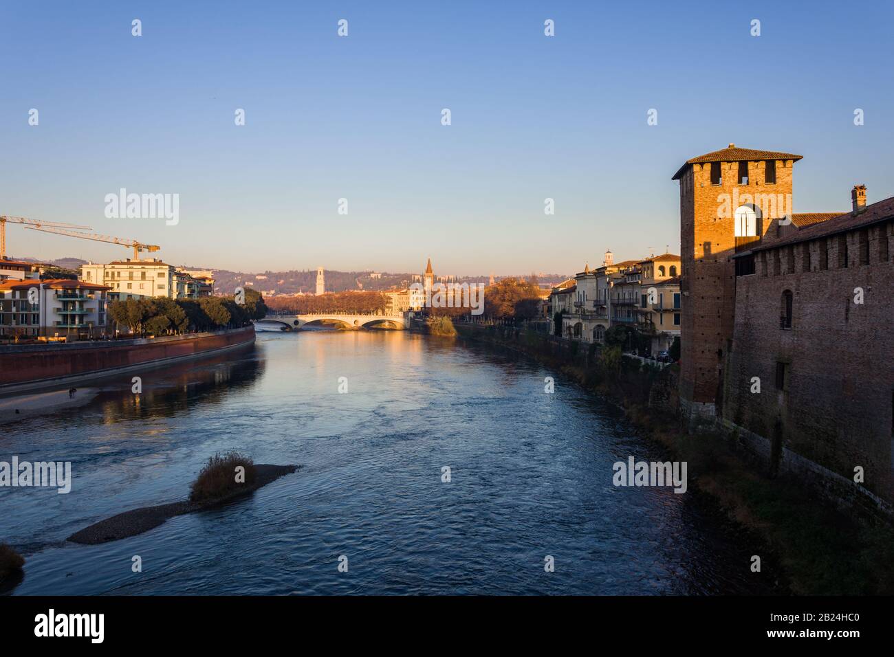 Vue sur Vérone et l'Adige depuis le pont de Castelvecchio, également connu sous le nom de pont Scaliger au coucher du soleil, en italie Banque D'Images