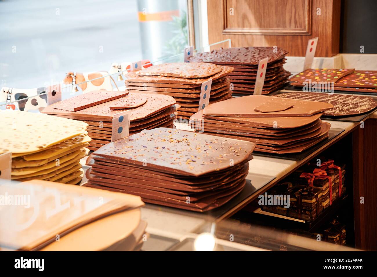 Vienne, Autriche - 19 février 2020: Barres de chocolat suisses artisanales derrière la fenêtre d'un magasin de pâtisserie à Vienne, Autriche Banque D'Images