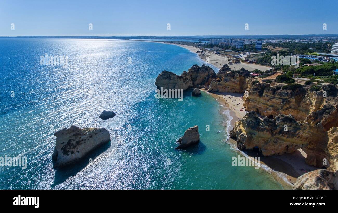 Antenne. Vue sur les plages portugaises Prainha Tres Irmaos. Portimao. Banque D'Images