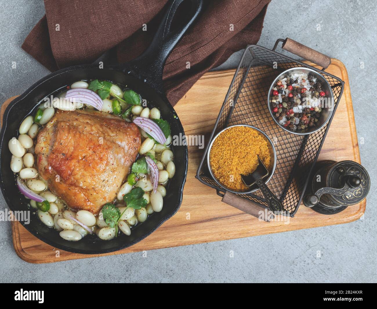 cuisse de poulet cuite avec haricots blancs dans une poêle Banque D'Images