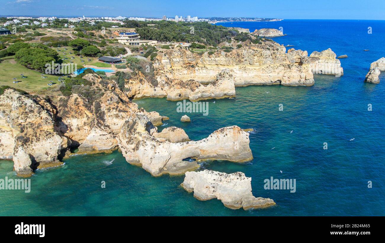 Antenne. Vue sur les plages portugaises de Prainha, Tres Irmaos. Portimao Banque D'Images