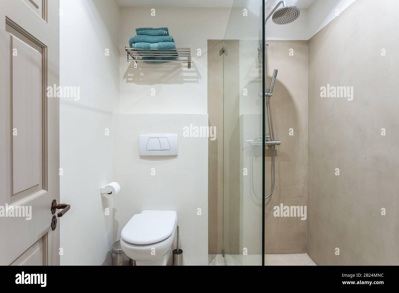 Chambres élégantes avec douche et baignoire dans un décor contemporain Banque D'Images